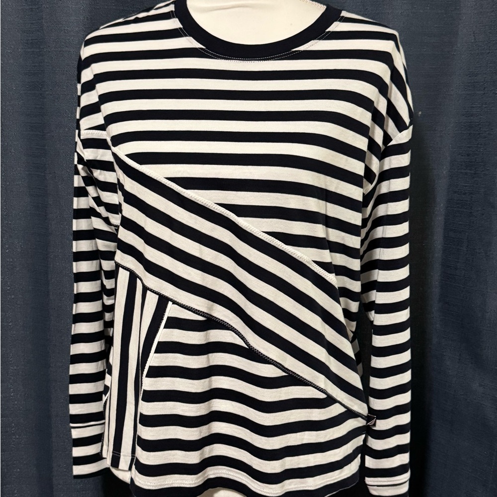 NWT women’s SZ M Nautica Jeans Striped T-Shirt - Navy and White